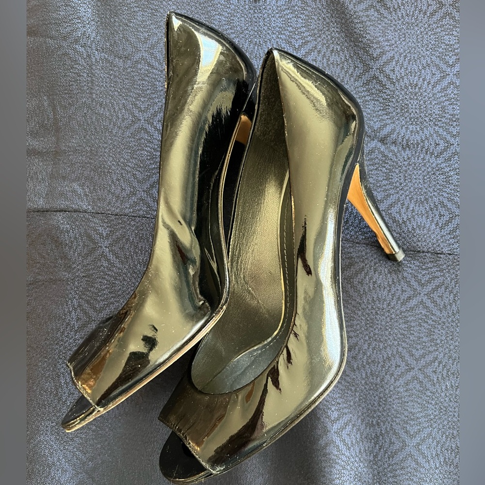 Stuart Weitzman black patent open-toe pump size 7